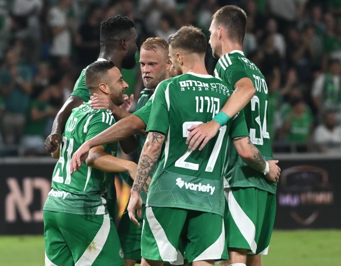 שחקני מכבי חיפה חוגגים עם דיא סבע