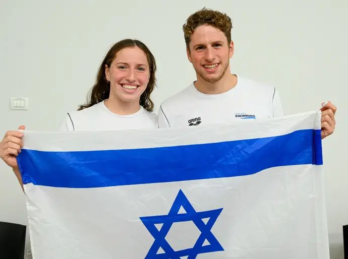 רון פולונסקי עם לאה פולונסקי נבחרת ישראל בשחייה