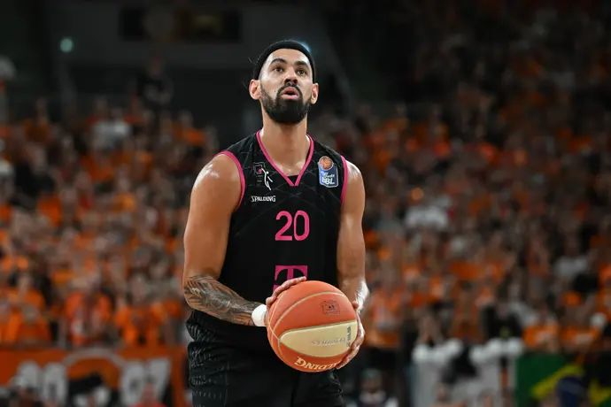 ג'רמי מורגן במדי טלקום בון