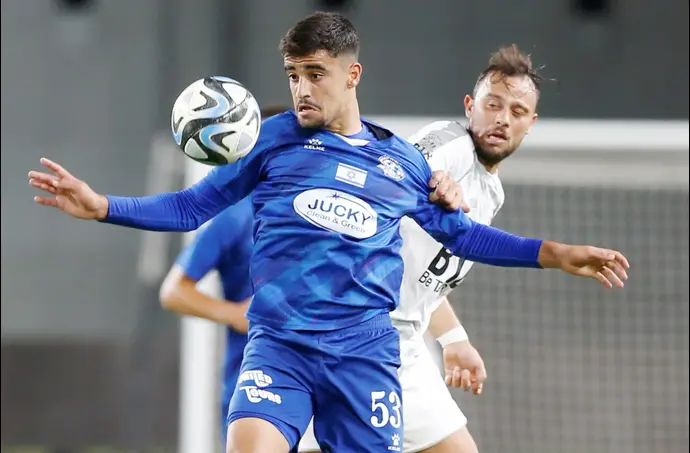 לירן חזן שחקן מכבי פתח תקוה לפני עילאי טרוסט שחקן הפועל חדרה