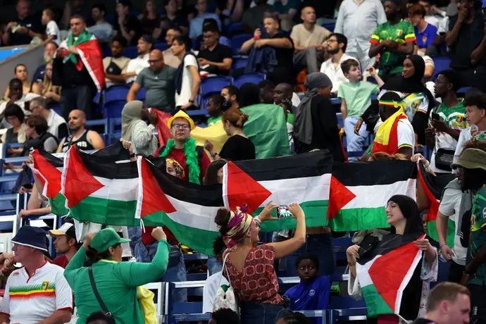 דגלי פלסטין ביציע במשחק הנבחרת האולימפית של ישראל