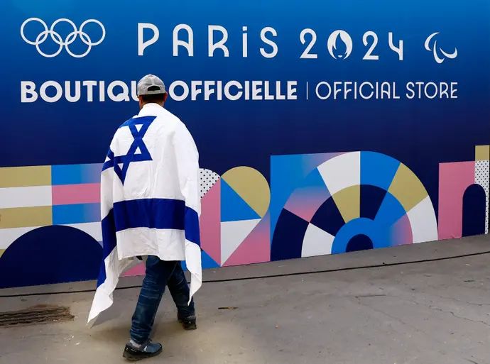 אוהד עם דגל ישראל באולימפיאדת פריז 2024