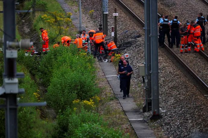 עובדי רכבת ושוטרים בזירת הצתה על פסי הרכבת בצפון צרפת, שעות בודדות לפני טקס הפתיחה של האולימפיאדדה. 26 ביולי 2024