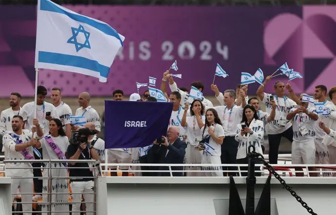 משלחת ישראל על הסירה בטקס הפתיחה פריז 2024