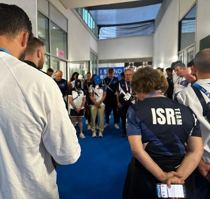 המשלחת הישראלית בדקת דומיה לזכר נרצחי מג'דל שמס בכפר האולימפי