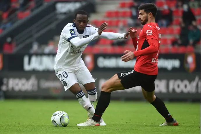 איסוף סיסוקו במדי בורדו מול מרטן טרייה במדי ראן, ינואר 2022