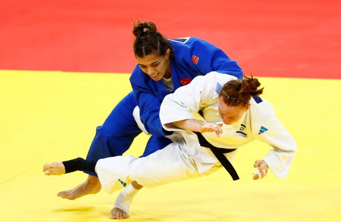 הג'ודוקא הישראלית מאיה גושן (בלבן) בקרב מול פידן אוגל הטורקייה באולימפיאדת פריז 2024