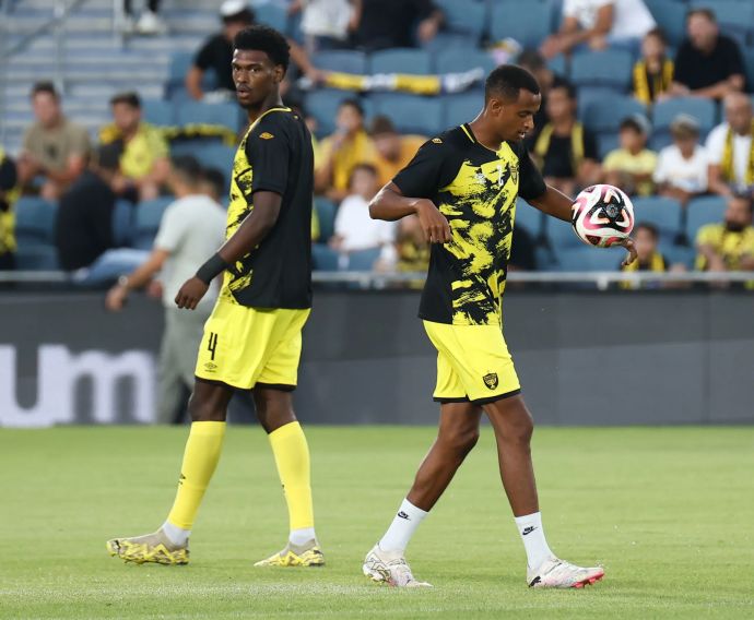 זוהר זסנו (מימין) עם ז'אן מרסלן שחקני בית