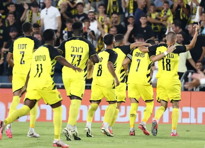 שחקני בית"ר ירושלים חוגגים עם גריגורי מורוזוב