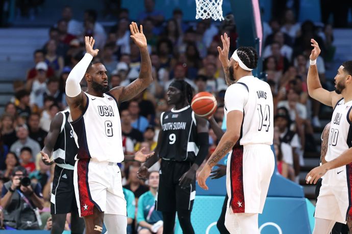 שחקן נבחרת ארצות הברית לברון ג'יימס עם אנתוני דייויס