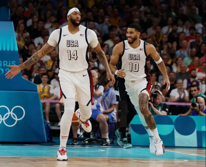 שחקן נבחרת ארצות הברית ג'ייסון טייטום ליד אנתוני דייויס