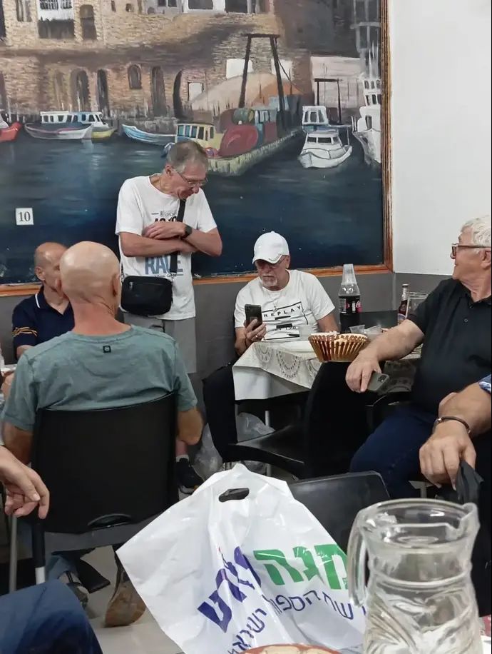 ברוך פורמן (עומד), ממארגני ערב ההוקרה של מכבי יפו