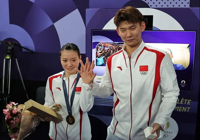 הואנג יה צ'יונג שחקנית בדמיטון סינית, אלופה אולימפית פריז 2024, עם בן זוגה ליו יוצ'ן