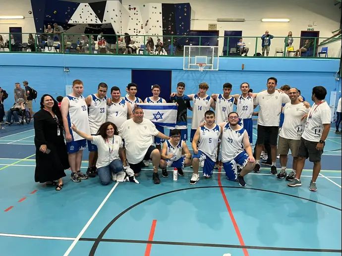 קבוצת הכדורסל של מרכז חינוך ליאו באק יוצאת ללונדון