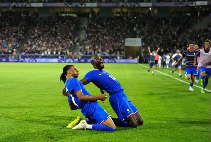 מייקל אוליסה, שחקן הנבחרת האולימפית של צרפת חוגג עם ז'אן פיליפ מאטטה