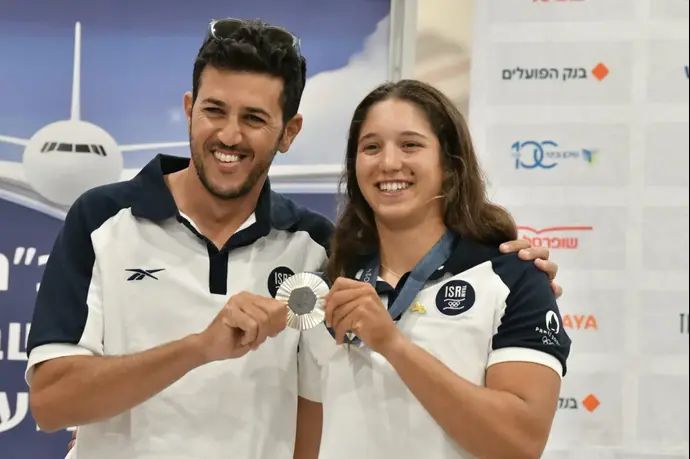 גולשת הרוח שרון קנטור בנתב"ג עם שחר צוברי