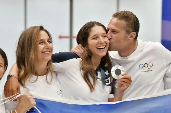 גולשת הרוח שרון קנטור בנתב"ג עם הוריה