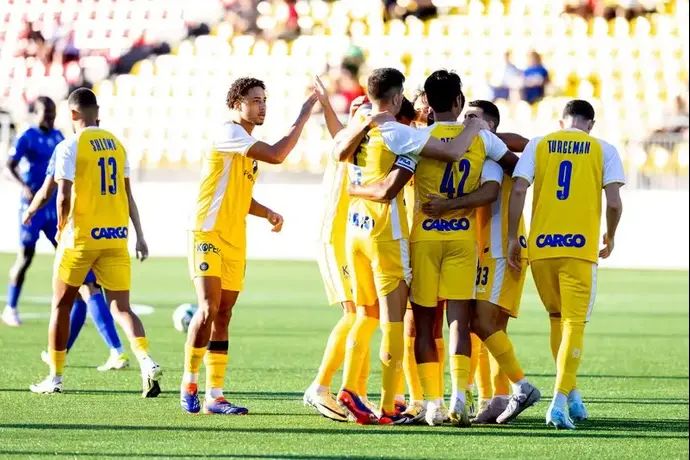 שחקני מכבי תל אביב חוגגים שער נגד פוניבז'