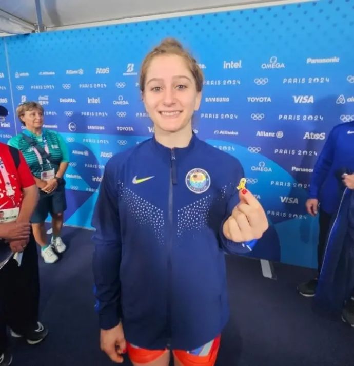 עמית אלור עם סיכת החטופים, אחרי שזכתה במדליית זהב באולימפיאדת פריז 2024