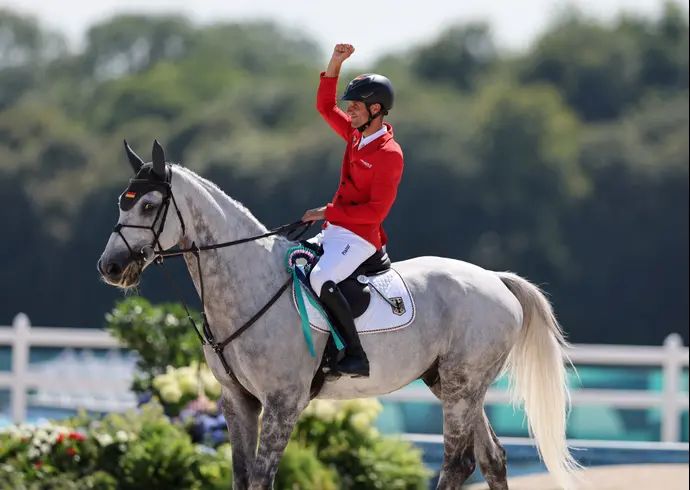 רוכב הסוסים הגרמני כריסטיאן קוקוק, עם הסוס צ'קר, אחרי הזכייה במדליית זהב באולימפיאדת פריז 2024