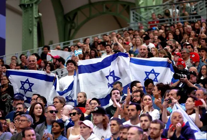 אוהדים ישראלים בתחרות הטאקוונדו באולימפיאדת פריז 2024