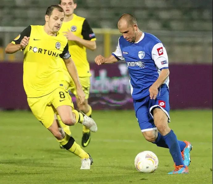 שחקן עירוני קרית שמונה, רביד גזל, מול שחקן ספרטה פראג, מארק מאטיובסקי