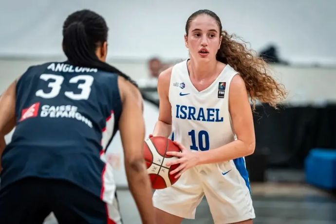 איילה אורן שחקנית נבחרת הנערות של ישראל בכדורסל