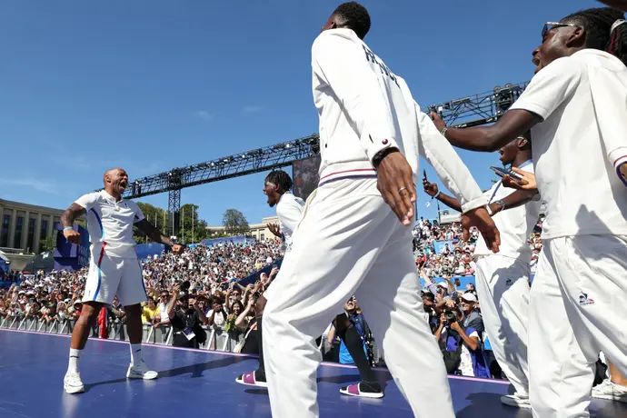 תיירי הנרי מאמן הנבחרת האולימפית של צרפת חוגג עם שחקניו