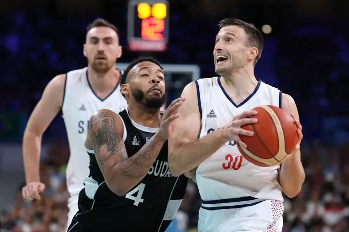 שחקן נבחרת סרביה אלכסה אברמוביץ' מול שחקן נבחרת דרום סודאן קרליק ג'ונס