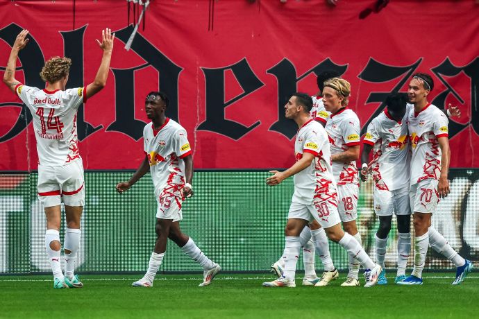 שחקני רד בול זלצבורג חוגגים, אוסקר גלוך במרכז