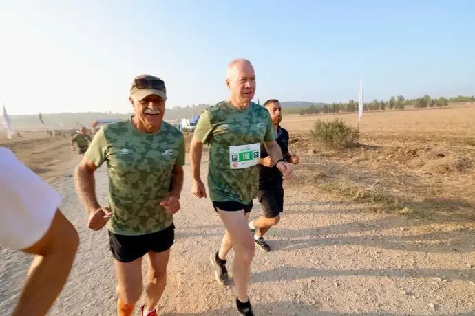 גלנט ואמל אסעד רצים בשביל הבנים