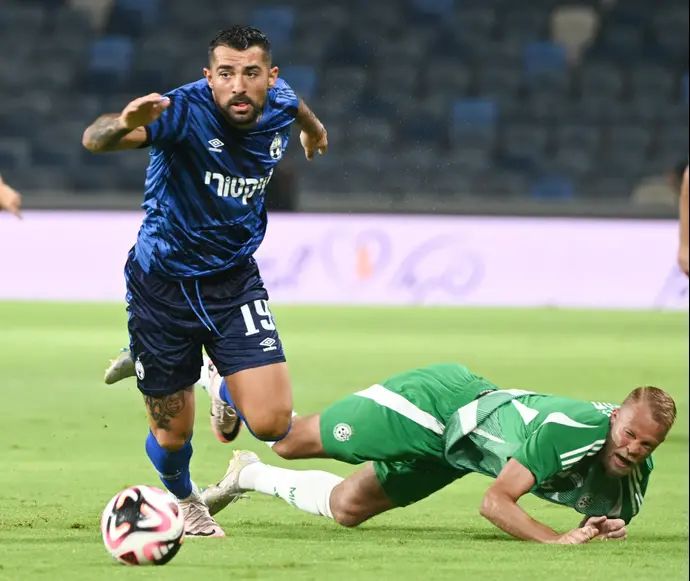 שחקן הפועל באר שבע שי אליאס, מעל דניאל סונדגרן, מכבי חיפה