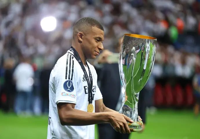 קיליאן אמבפה שחקן ריאל מדריד עם הסופרקאפ האירופי