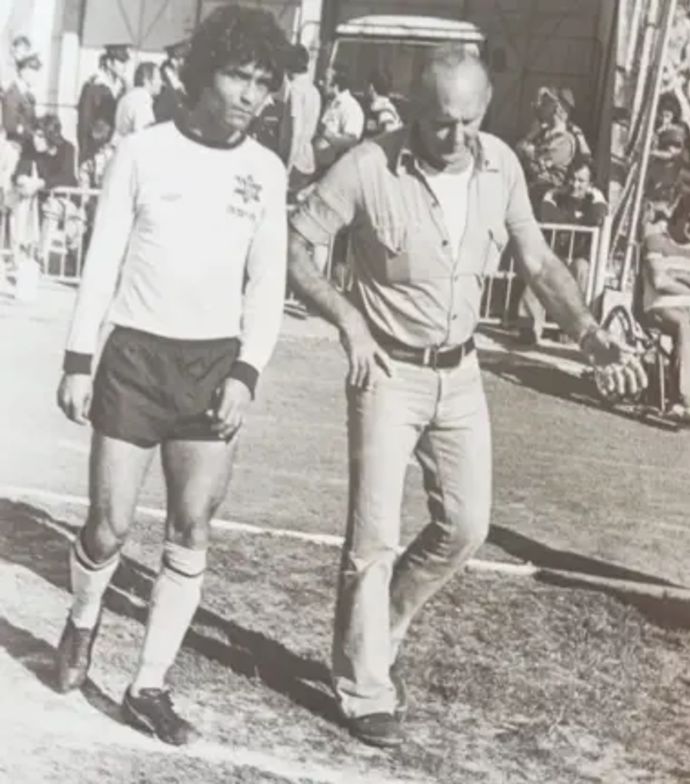 שאול חייק במדי מכבי חיפה עם המאמן אלי פוקס