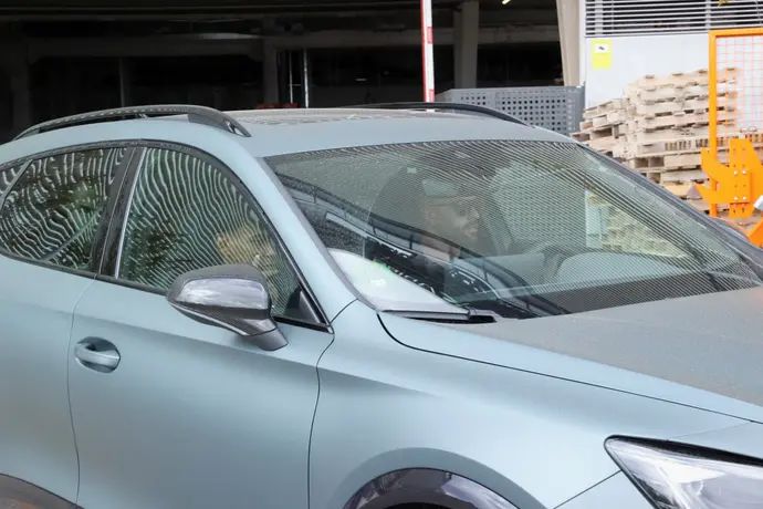 לאמין ימאל שחקן ברצלונה ביציאה מבית החולים בו מאושפז אביו