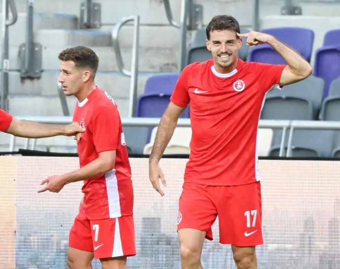 ארי כהן שחקן הפועל תל אביב חוגג שער