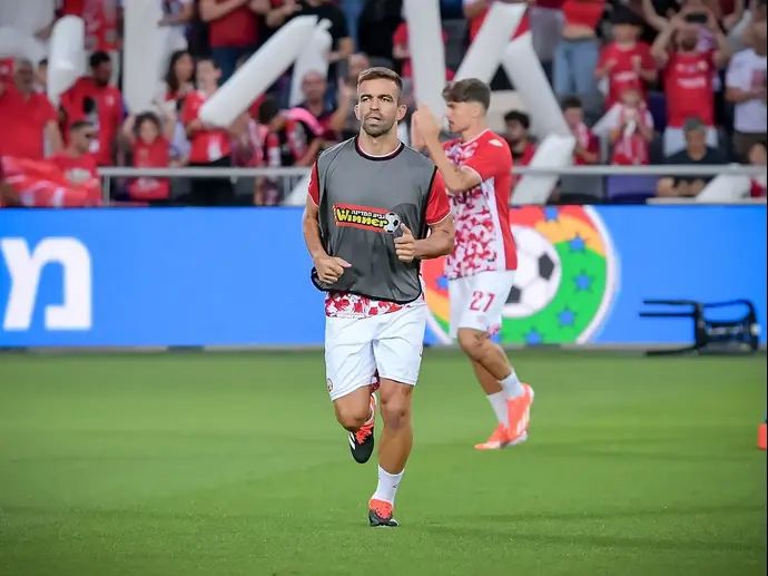 מיגל ויטור שחקן הפועל באר שבע בחימום, גמר גביע המדינה 2024