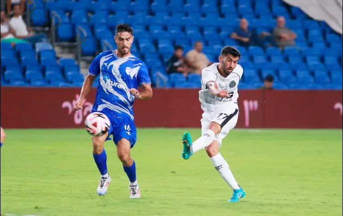 שחקן הפועל חדרה רז טוויזר בועט