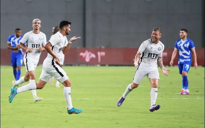 שחקן הפועל חדרה רז טוויזר חוגג בין רוסלן ברסקי, ליאור רוקח