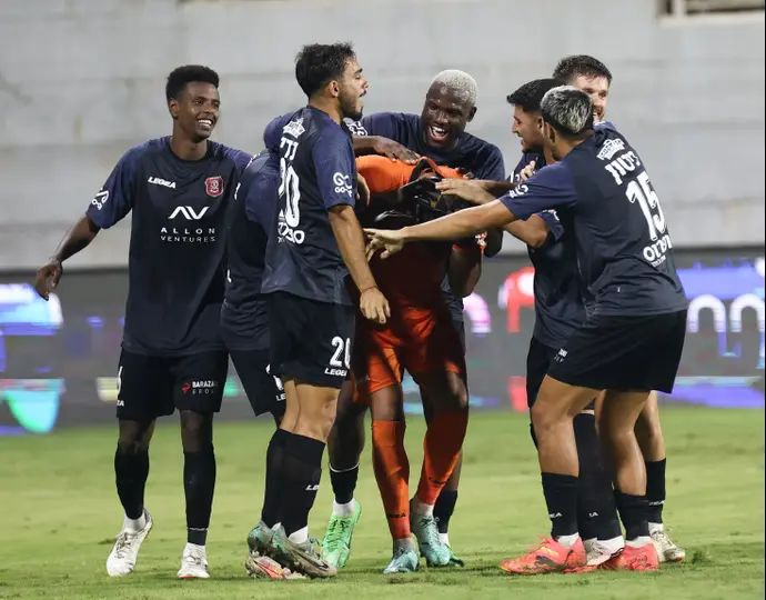 שחקני הפועל ירושלים חוגגים עם השוער נדב זמיר