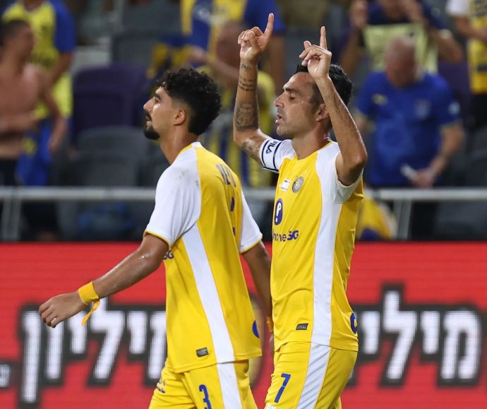 ערן זהבי שחקן מכבי תל אביב חוגג שער