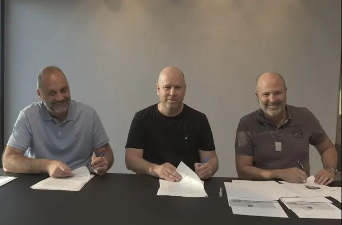 חתימת ההסכם מימין: איל הנדלר יו"ר קבוצת כנען, ניב רום מנכ"ל קבוצת כנען וחן שניידרמן יו"ר ובעלים מכבי קבוצת כנען רמת גן
