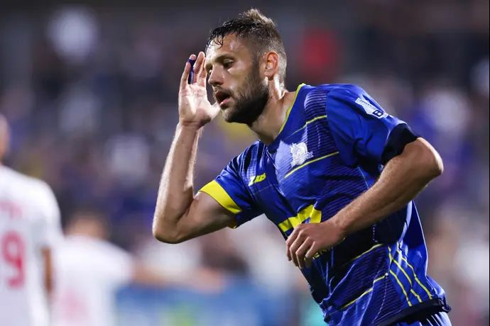 נמניה ליוביסבלייביץ' שחקן מכבי בני ריינה חוגג שער