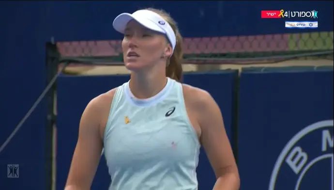 לינה גלושקו, טניסאית ישראלית, עונדת את סיכת החטופים