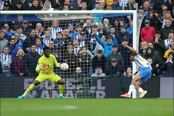 ז'ואאו פדרו שחקן ברייטון נוגח לרשת מנצ'סטר יונייטד