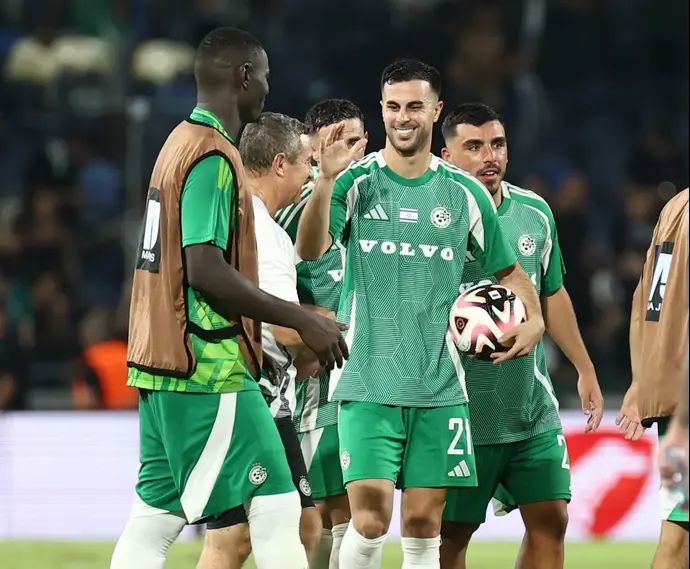 דין דוד שחקן מכבי חיפה עם כדור המשחק לאחר שכבש שלושער