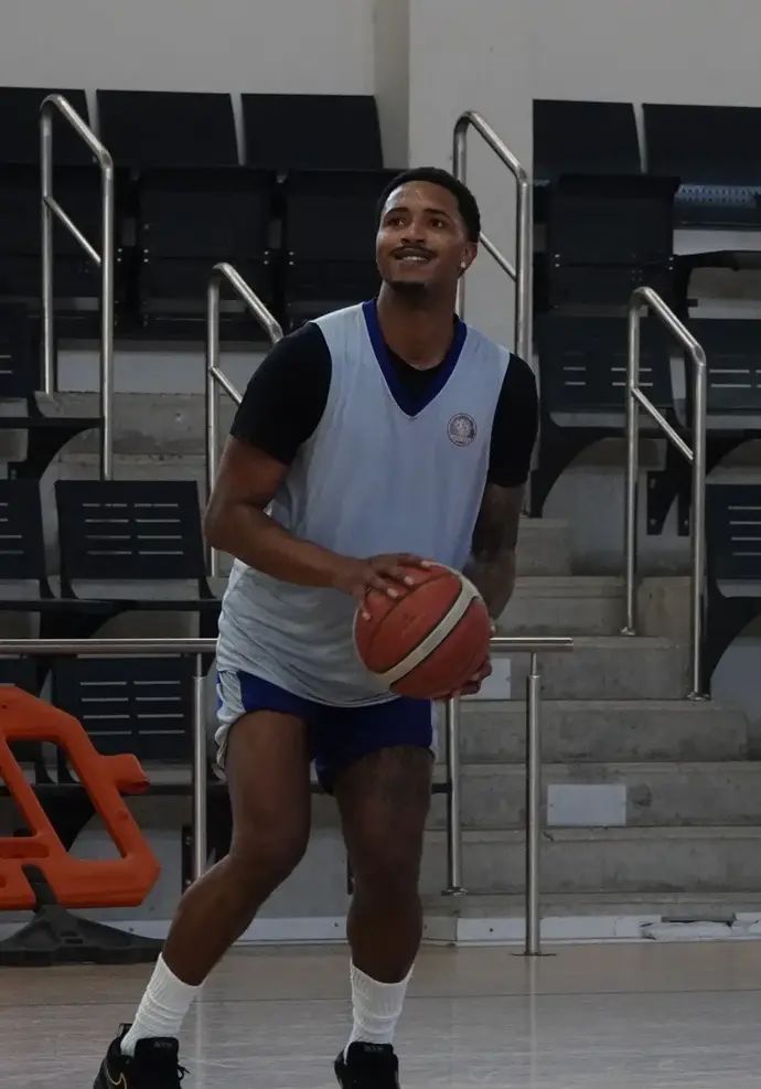 ג'יילן אדאמס שחקן הפועל חולון