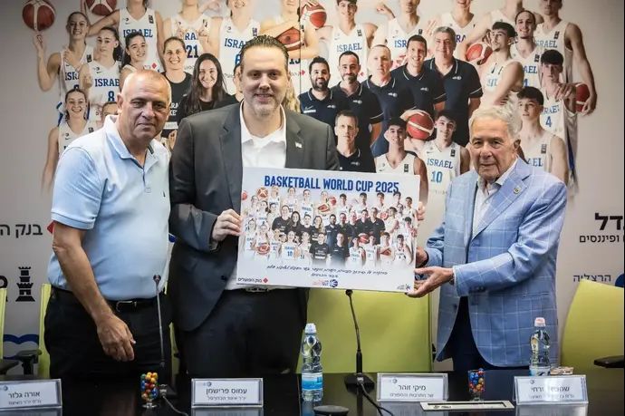שר התרבות והספורט מיקי זוהר לצד שמעון מזרחי בעלים מכבי תל אביב
