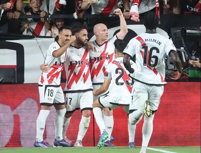 שחקני ראיו וייקאנו חוגגים עם אונאי לופס