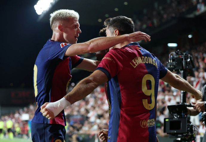 דני אולמו חוגג עם רוברט לבנדובסקי ברצלונה